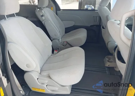 2014 Toyota Sienna Le V6 8 Passenger z USA, uszkodzony, nr VIN 5TDKK3DC9ES423561